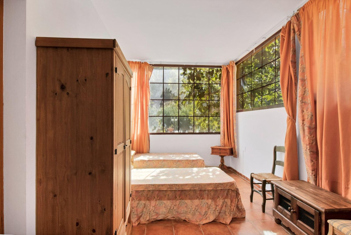 2a1a1dfe6df9df65fdae6b136d4c83b1 - 35