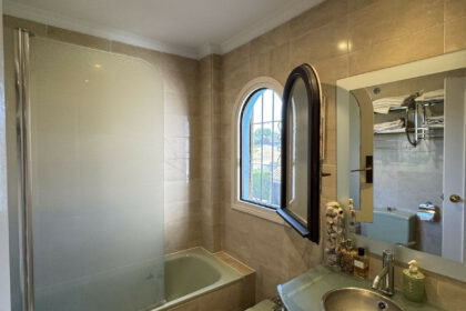 3be1dc2023615cee11653302a236c92f - 19