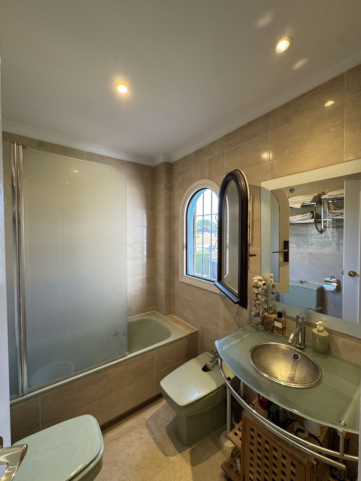 3be1dc2023615cee11653302a236c92f - 19