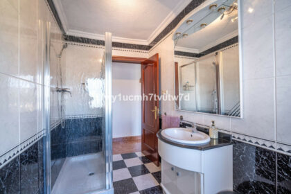 4e9676c43f5c848cdbdc7c3a2b55ebee - 33