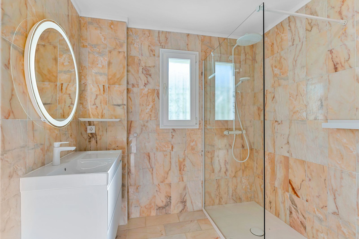 a6098dd2606b4f891792912007e636a5 - 12