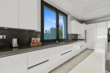 bbffe52ceadf446ce547f336959b0885 - 10