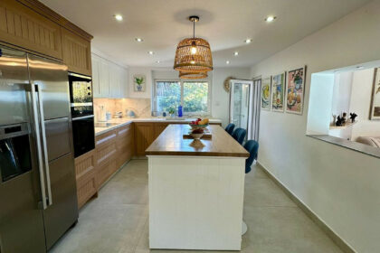 d479df1a8cb423010c295fc294b81eba - 11