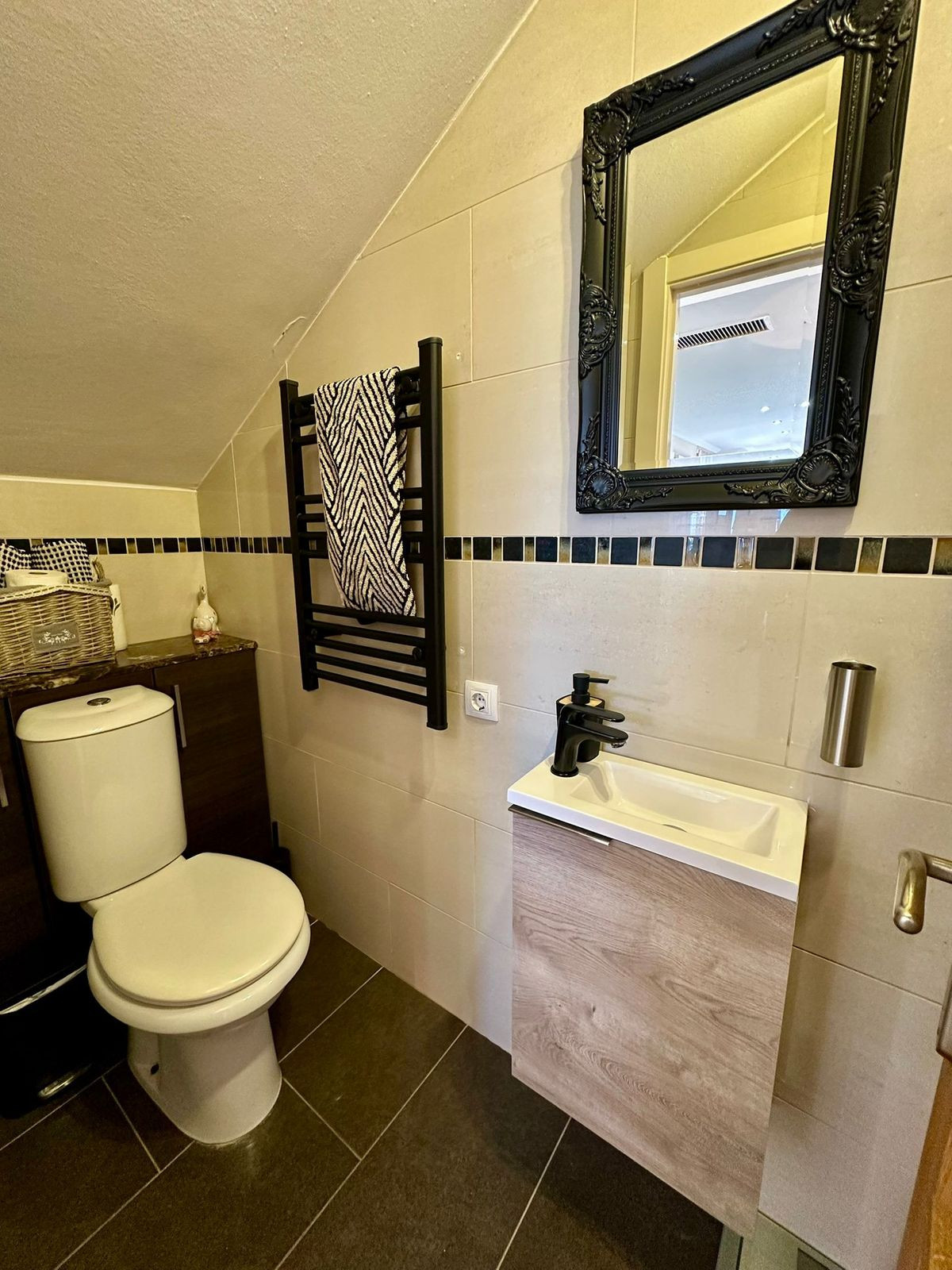 d479df1a8cb423010c295fc294b81eba - 23