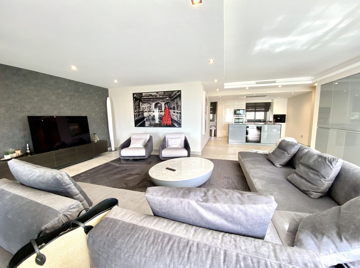 d95f2d6656e14dd47460f9a6d76148e8 - 21