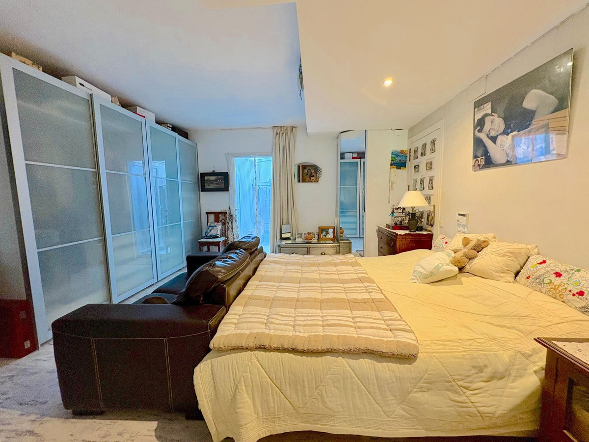 e2a29b2e43b4b4bd118dfbef7a9040fe - 12