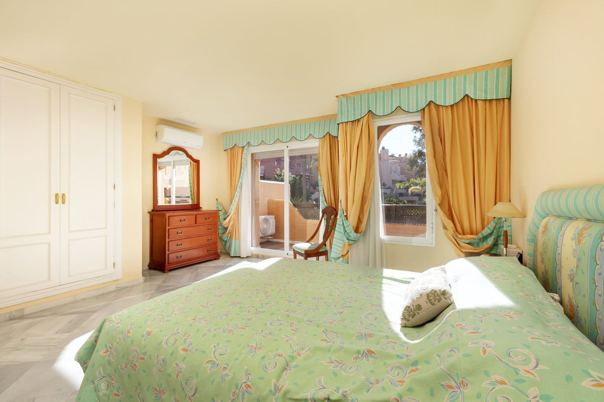 f80706e82cca882f4679ddee3306d7eb - 18