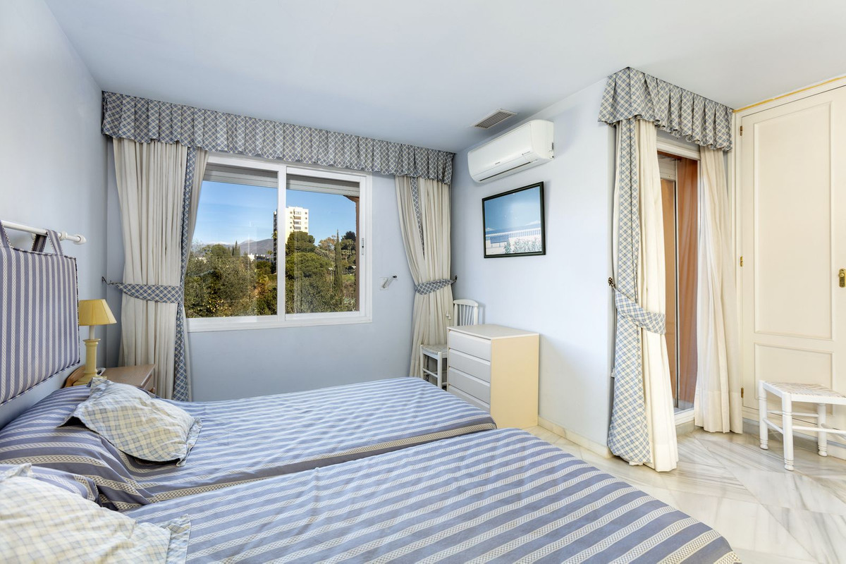 f80706e82cca882f4679ddee3306d7eb - 22