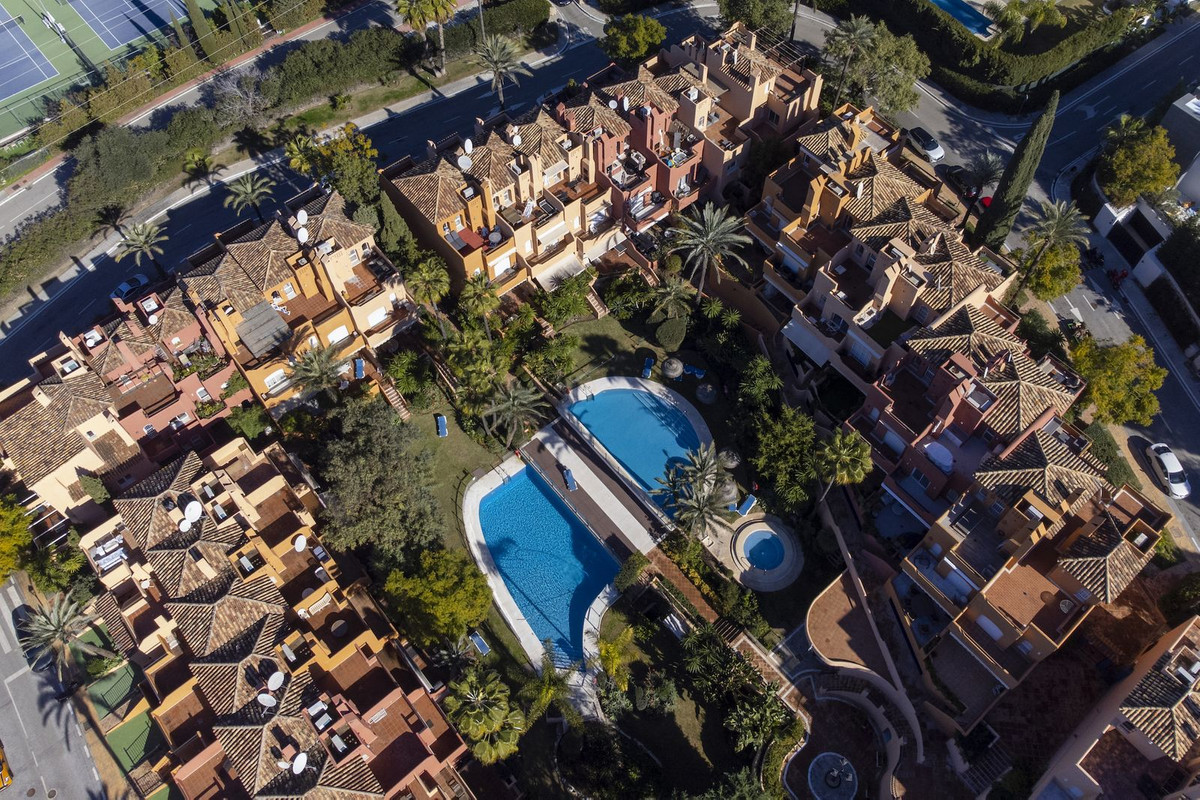 f80706e82cca882f4679ddee3306d7eb - 32